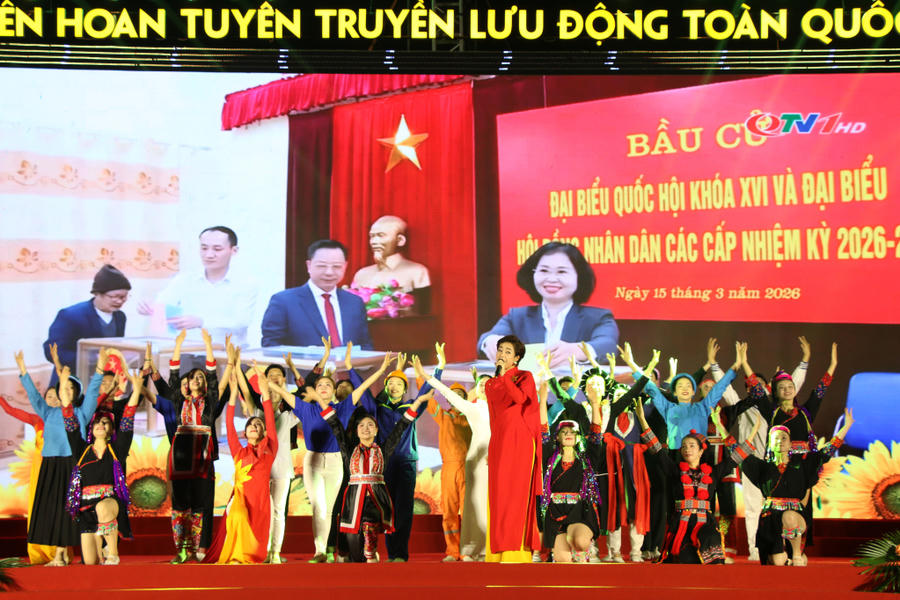 Tiết mục múa hát "Ý Đảng lòng dân" do ca sĩ Hoàng Hồng Ngọc và Tập thể Nhà hát Nghệ thuật tỉnh Quảng Ninh mở màn chương trình nghệ thuật khai mạc Liên hoan.