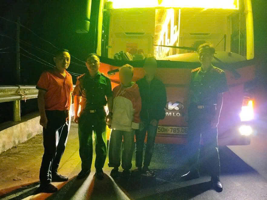 Hai cháu bé đi lạc được các cán bộ Công an phường Kiến Hưng bố trí đưa về với gia đình an toàn.