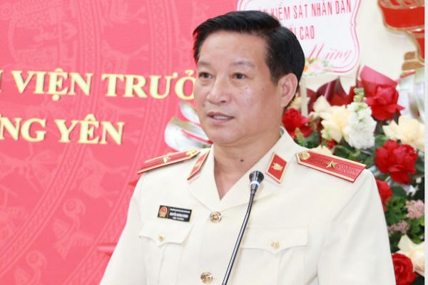 Ông Nguyễn Hoàng Dương, Tân Viện trưởng Viện Kiểm sát nhân dân tỉnh Hưng Yên phát biểu nhận nhiệm vụ.