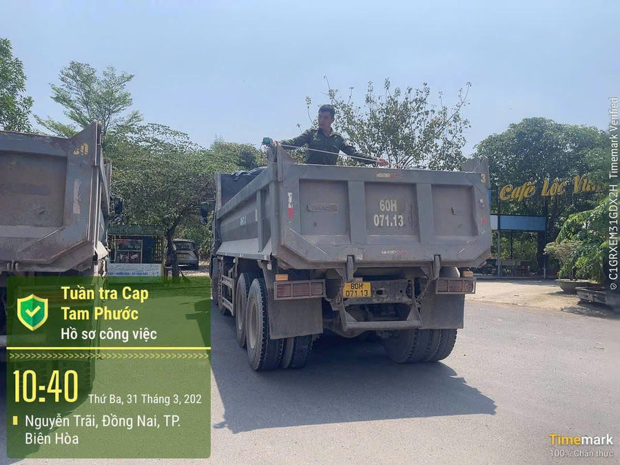 Công an phường Tam Phước tiến hành tổng rà soát đối với các loại xe ô tô tải tự đổ, xe sơ mi rơ moóc.