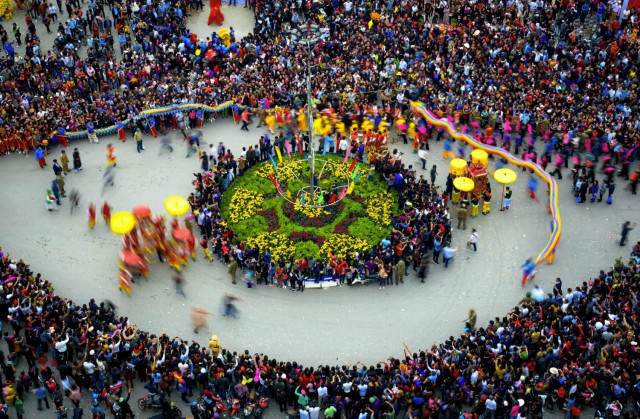 Ước tính mỗi năm, dịp lễ hội đền Kỳ Cùng - Tả Phủ thu hút gần 1 triệu khách tham dự, danh thu từ du lịch của tỉnh Lạng Sơn đạt hàng ngàn tỉ đồng.