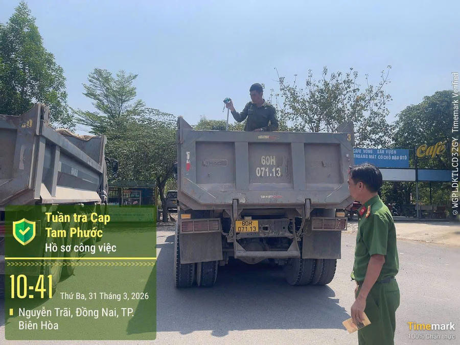 Công an phường Tam Phước tiến hành tổng rà soát đối với các loại xe ô tô tải tự đổ, xe sơ mi rơ moóc.