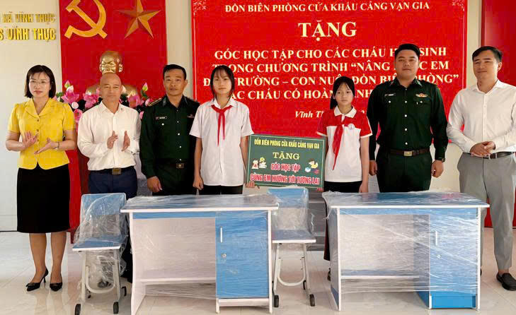 Tuổi trẻ Đồn BPCK cảng Vạn Gia trao tặng "Góc học tập cùng em hướng tới tương lai" cho các em học sinh có hoàn cảnh khó khăn.