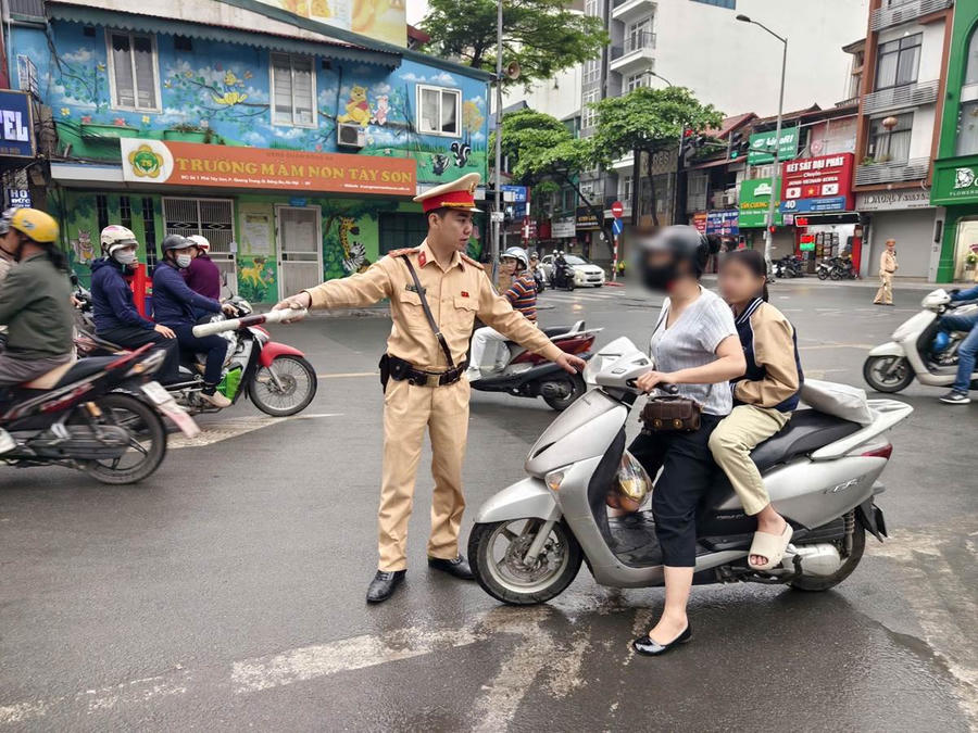 Xử lý phụ huynh vi phạm TTATGT (Ảnh: Công an TP Hà Nội)