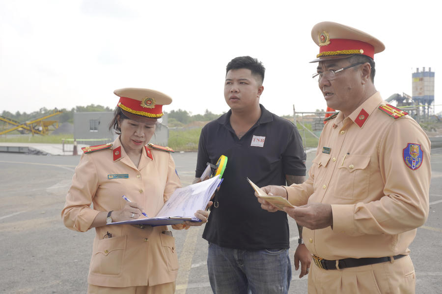Lãnh đạo Phòng và Đội (Phòng Cảnh sát giao thông Cà Mau) kiểm tra thông tin chủ phương tiện và người điều khiển phương tiện, phục vụ công tác quản lý.
