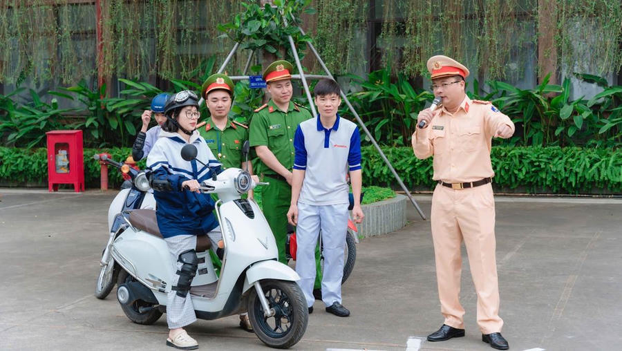 Học sinh được trang bị kiến thức, hướng dẫn kỹ năng lái xe an toàn. (Ảnh: Công an TP Hà Nội)