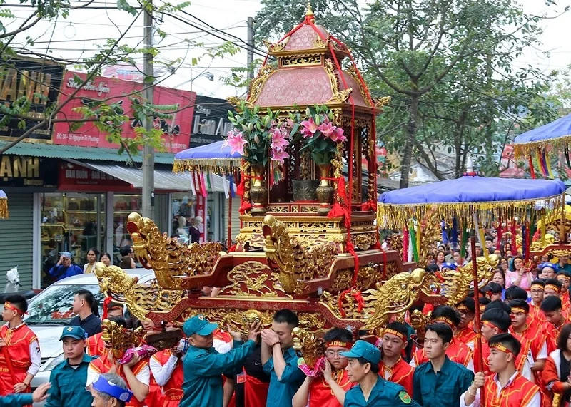 Nghi thức rước kiệu thu hút hàng vạn người dân và du khách nô nức tham dự.