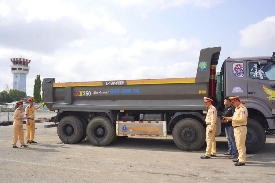 Lực lượng CSGT Cà Mau tổng rà soát ô tô tải, sơ mi rơ moóc trên 15 tấn