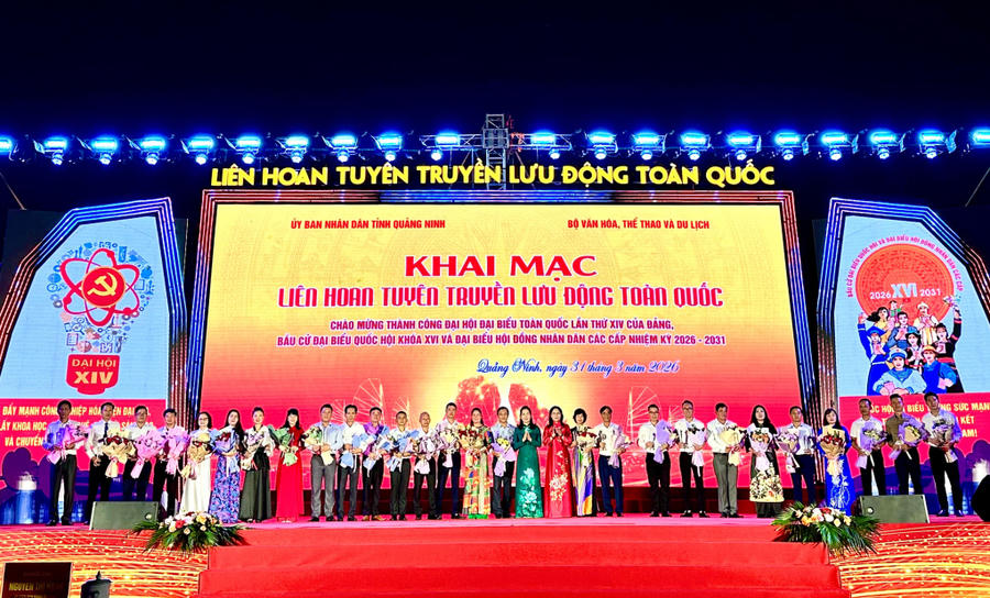 Ban Tổ chức tặng hoa và cúp lưu niệm cho 27 Đội tuyên truyền lưu động đến từ các tỉnh, thành phố trong cả nước tham gia Liên hoan. Ban Tổ chức tặng hoa và cúp lưu niệm cho 27 Đội tuyên truyền lưu động đến từ các tỉnh, thành phố trong cả nước tham gia Liên hoan.