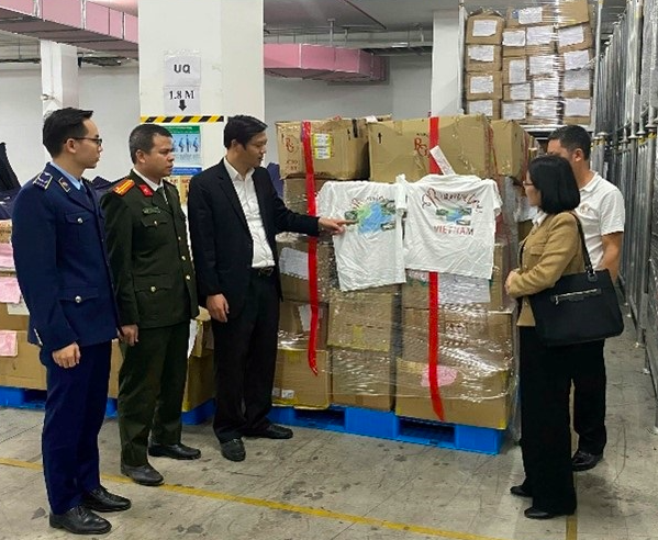 Đoàn kiểm tra liên ngành tiến hành niêm phong tang vật vi phạm. Ảnh: CA Ninh Bình.