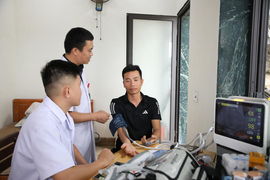 Nhiều loại thuốc, vật tư y tế cùng các trang thiết bị hiện đại được trang bị đầy đủ, sẵn sàng phục vụ công tác sơ cấp cứu, đảm bảo xử trí kịp thời các tình huống y tế phát sinh trên Vịnh Hạ Long.