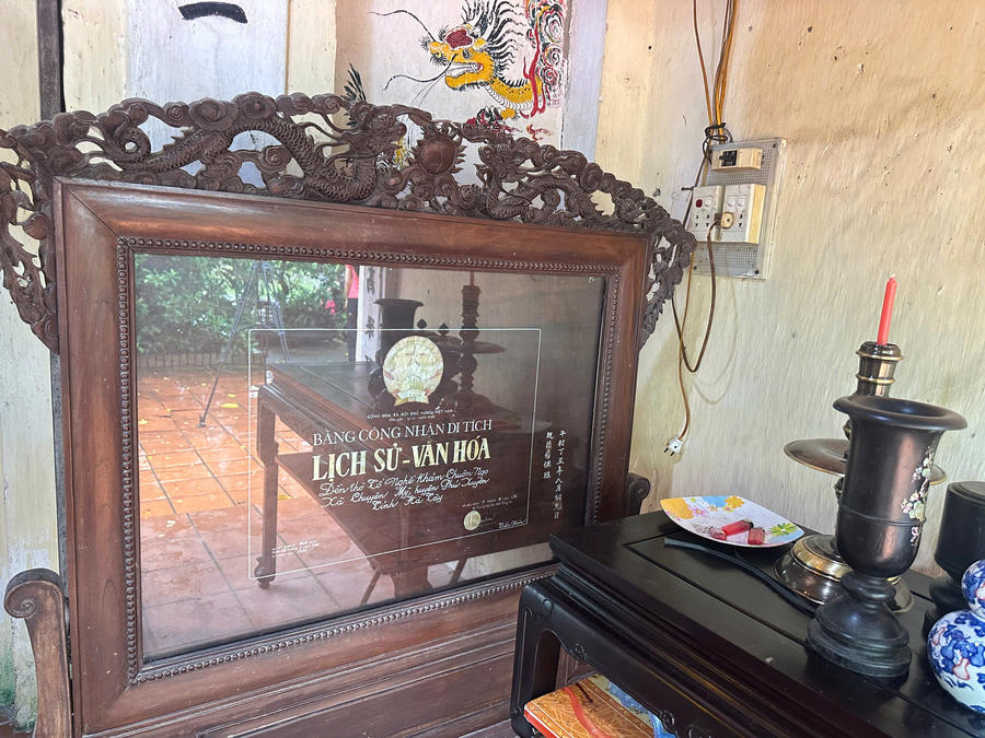 Bằng Di tích lịch sử cấp quốc gia Đền Chuôn Ngọ được lồng khung khảm trai, trưng bày trang trọng trong đền.