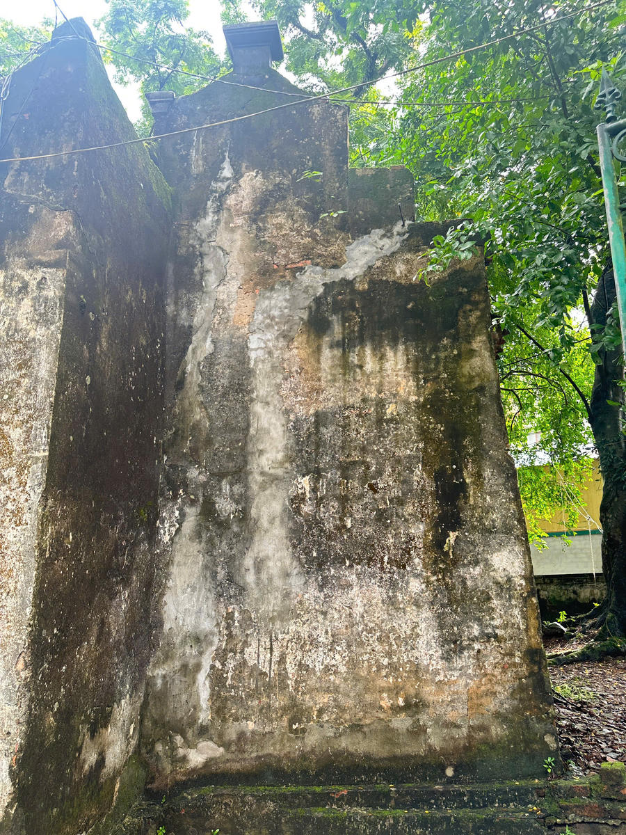 Đền cổ rêu phong bình yên dưới những tán cây cổ thụ.