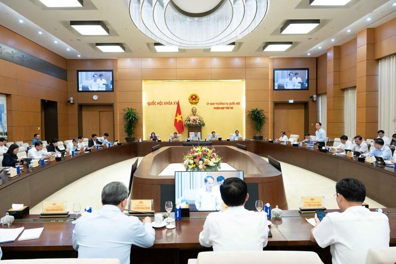 Quang cảnh phiên họp.