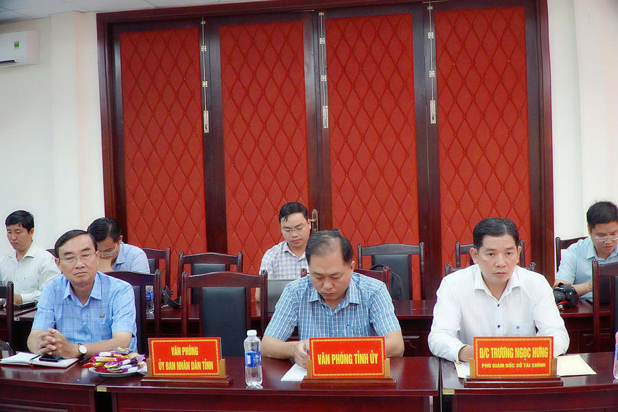 Đại diện các ban ngành tham dự cuộc họp.