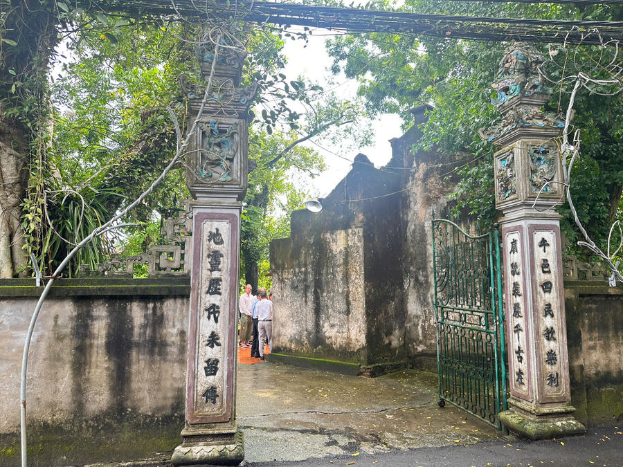 Cổng đền Chuôn Ngọ.