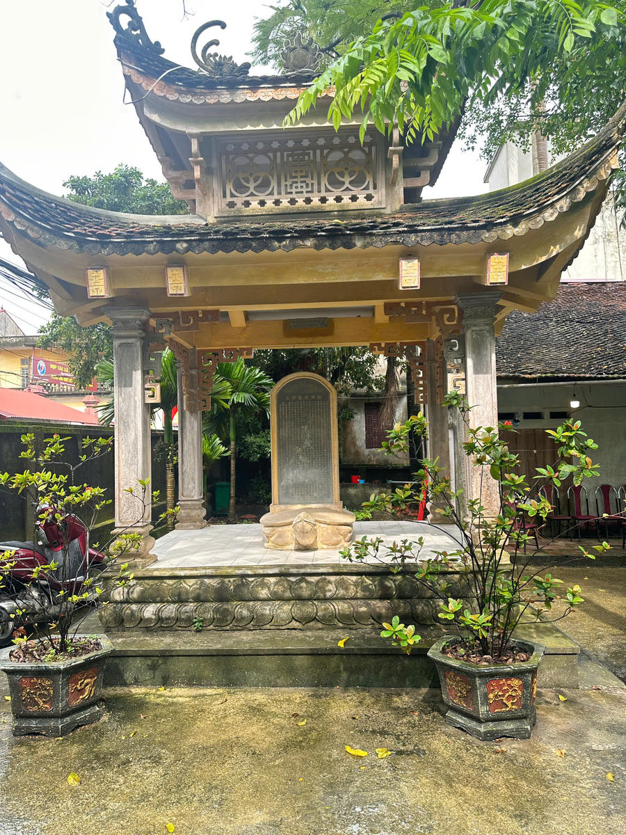 Nhà bia ghi lược sử đền Chuôn Ngọ.