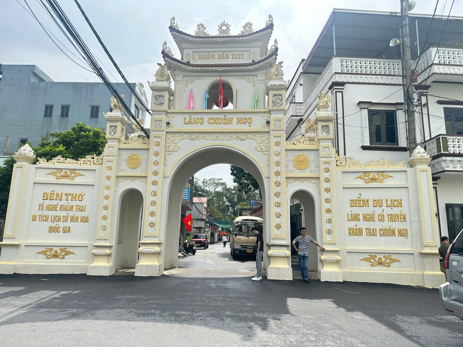 Cổng làng Chuôn Ngọ.