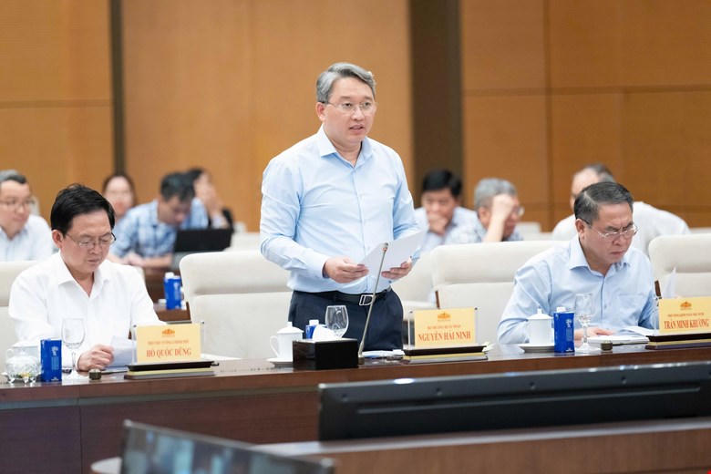 Bộ trưởng Bộ Tư pháp Nguyễn Hải Ninh trình bày Tờ trình tại phiên họp. Ảnh: Quochoi.vn
