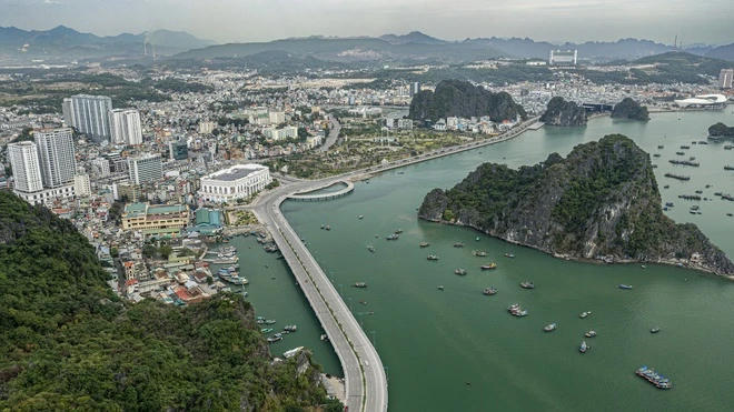 Toàn cảnh đô thị Hạ Long nhìn từ trên cao, một trong những trung tâm phát triển trọng điểm của Quảng Ninh.