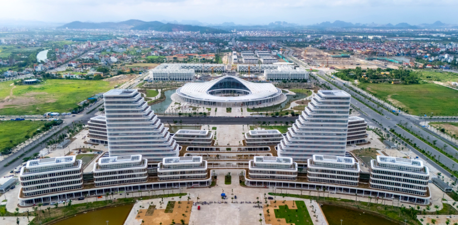 Nằm ở khu đô thị bắc sông Cấm, Trung tâm hành chính - chính trị của TP Hải Phòng sau hợp nhất gồm 14 tòa nhà, cao từ 3 đến 15 tầng, được thiết kế hiện đại, nhiều ánh sáng.
