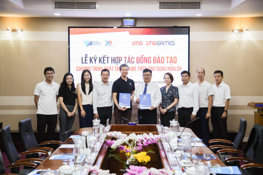 Ông Lã Xuân Thắng – Giám đốc Phát hành Trò chơi trực tuyến, VNGGames và PGS. TS. Nguyễn Tấn Trần Minh Khang, Phó Hiệu trưởng Trường Đại học Công nghệ Thông tin - Đại học Quốc gia TP. HCM thực hiện ký kết hợp tác. Ảnh: VNG