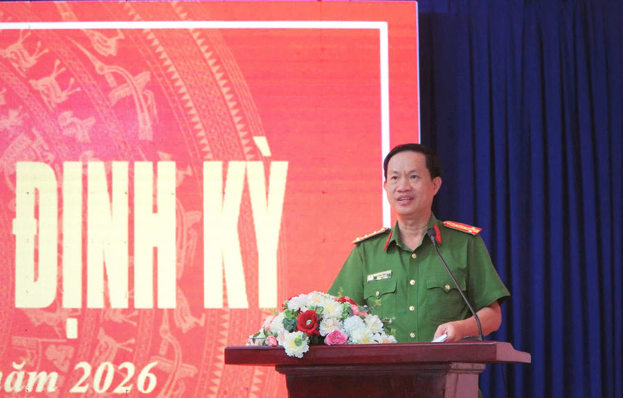 Đại tá Nguyễn Nhật Trường, Phó Giám đốc Công an tỉnh An Giang trả lời câu hỏi của các nhà báo, phóng viên.