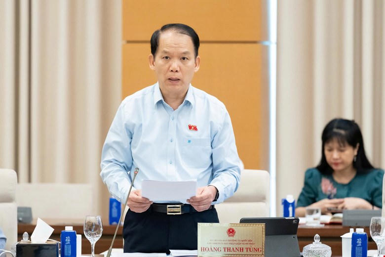 Chủ nhiệm Ủy ban Pháp luật và Tư pháp Hoàng Thanh Tùng trình bày báo cáo ý kiến tại phiên họp. Ảnh: Quochoi.vn