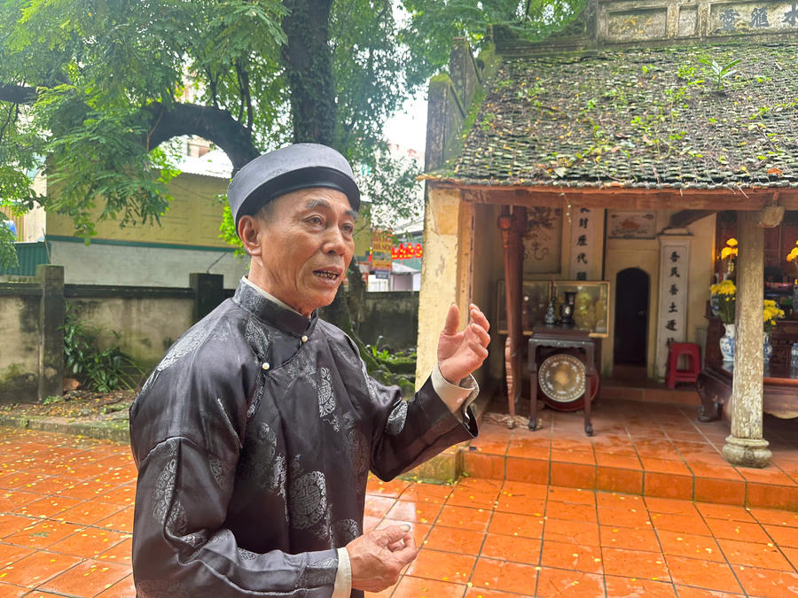 Cụ thủ từ Nguyễn Phú Chiến chia sẻ về lịch sử ngôi đền.