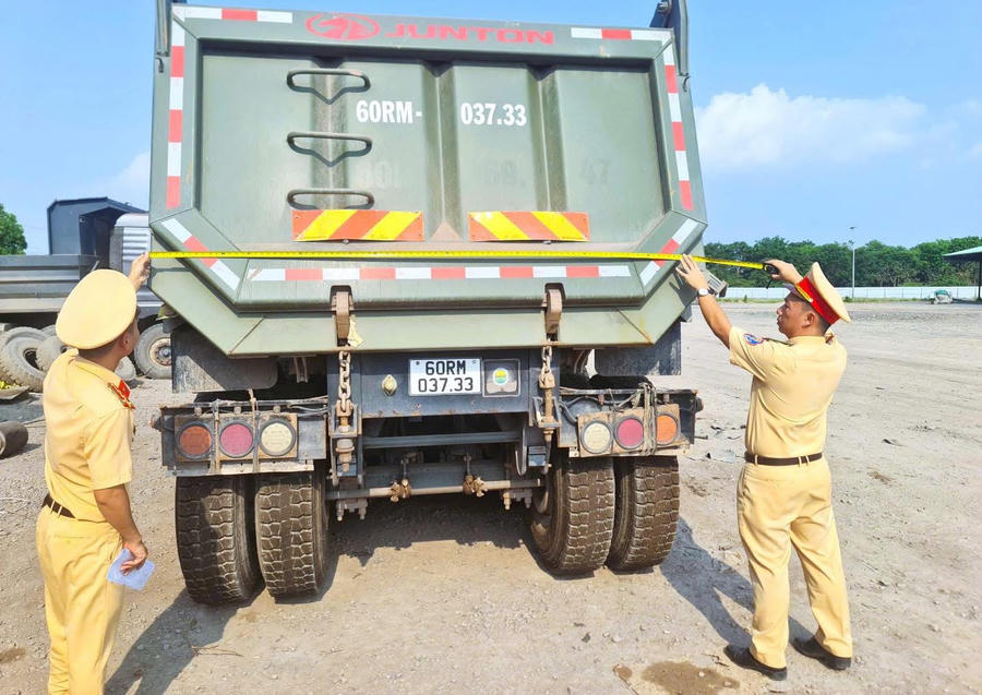 Lực&nbsp;lượng Cảnh sát giao thông Công an tỉnh Đồng Nai đang kiểm tra một phương tiện có trọng tải lớn.