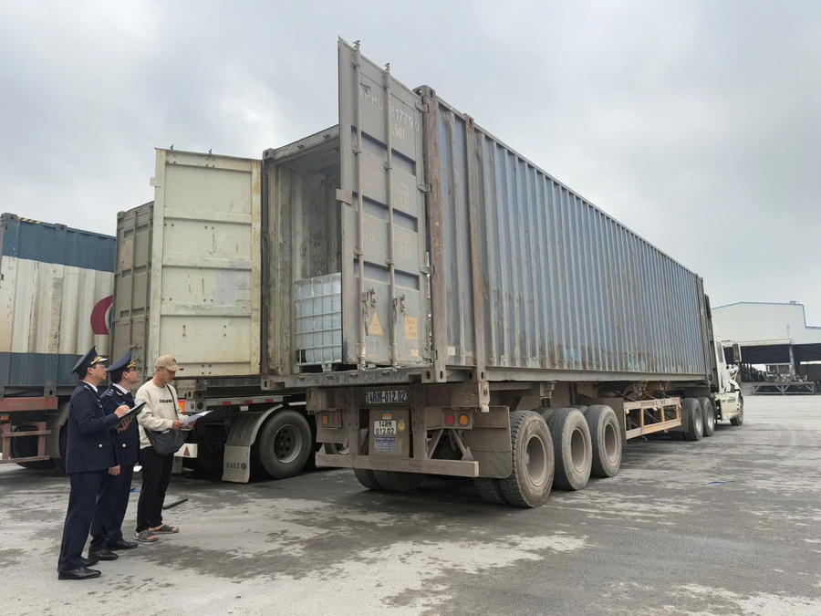 Lực lượng chức năng kiểm tra hàng hóa, phương tiện tại khu vực cửa khẩu, góp phần ổn định nguồn thu từ hoạt động xuất nhập khẩu.