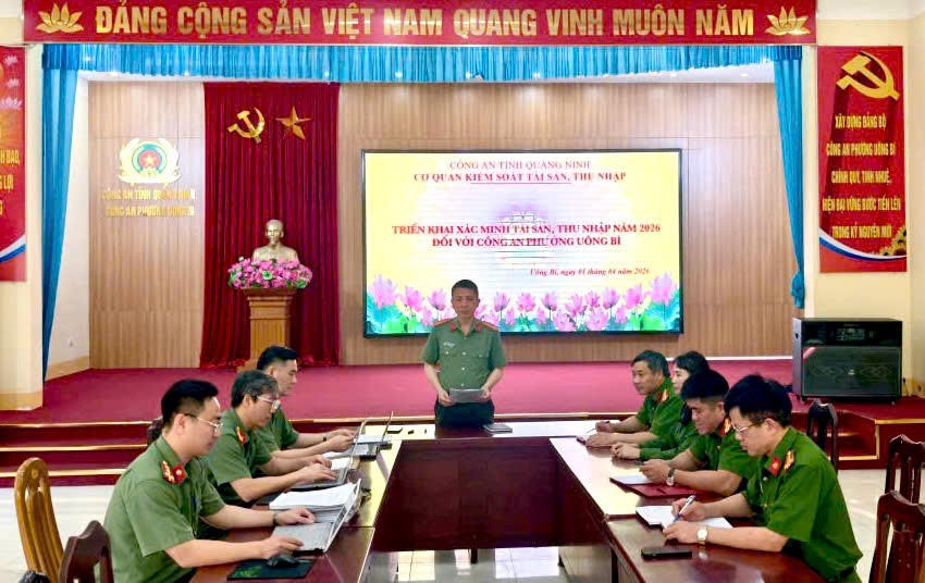 Tổ xác minh tài sản, thu nhập của Công an tỉnh làm việc tại Công an phường Uông Bí.