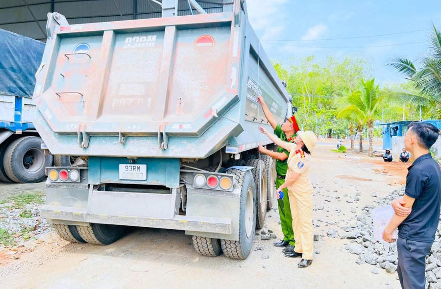 Lực lượng Cảnh sát giao thông Công an tỉnh Đồng Nai đang kiểm tra một phương tiện có trọng tải lớn.