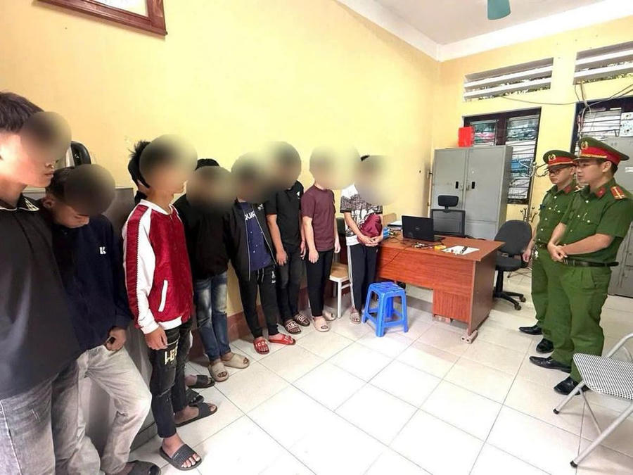 Công an làm việc với nhiều học sinh, trong đó có cả học sinh mang vật nhọn đến trường. (Ảnh: Công an xã Văn Bàn).