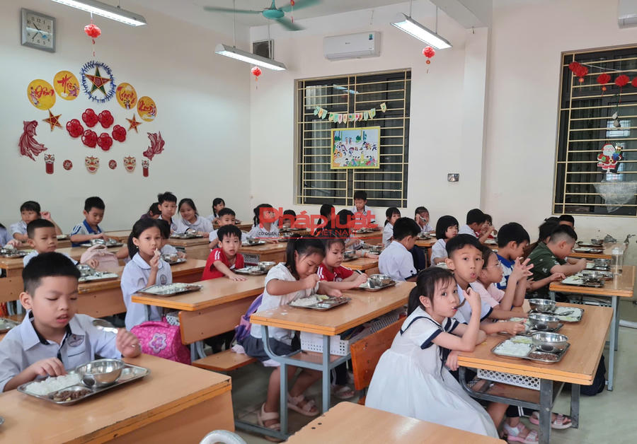 UBND TP Hà Nội yêu cầu siết chặt công tác quản lý, kiểm tra, giám sát các bếp ăn trường học, công khai minh bạch nguồn gốc thực phẩm trước ngày 10/4 tới đây. Hình ảnh minh họa.