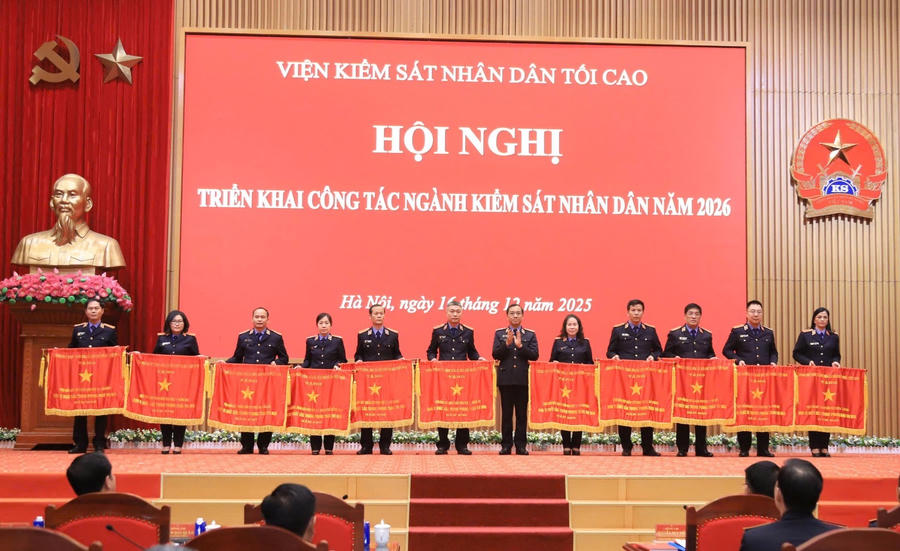 Viện KSND khu vực 1 - Đồng Nai nhận cờ thi đua của Chính phủ tại Hà Nội &nbsp;triển khai công tác 2026 (Viện trưởng Viện KSND khu vực 1 - Đồng Nai Hoàng Thị Thùy Giang thứ 2 từ trái sang).
