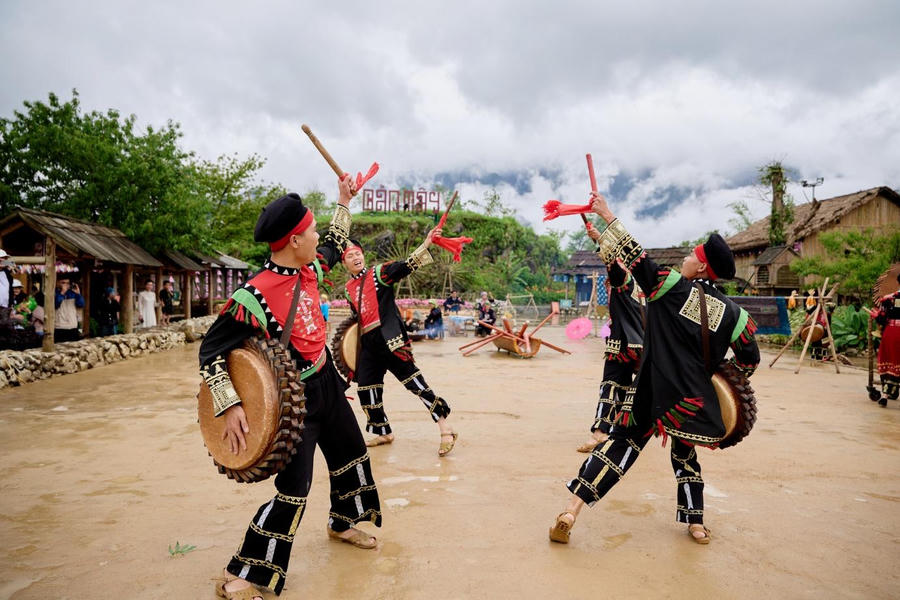 A group of people in traditional clothing dancing

AI-generated content may be incorrect.