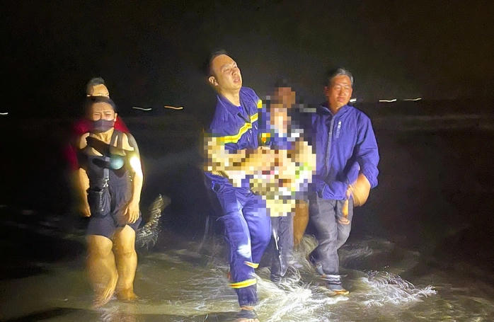 Lực lượng chức năng tìm thấy thi thể 1 trong 2 cháu bé mất tích. (Ảnh: nld.com.vn)