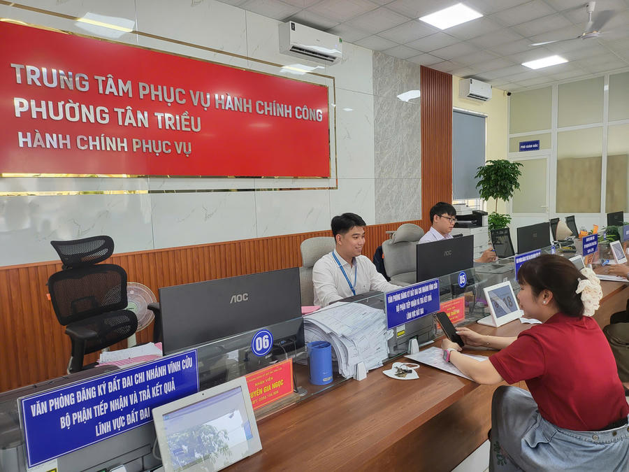 Đội ngũ cán bộ, công chức làm việc với tinh thần "Làm hết việc, không làm hết giờ" để giải quyết dứt điểm công việc, hỗ trợ kịp thời cho người dân, doanh nghiệp.