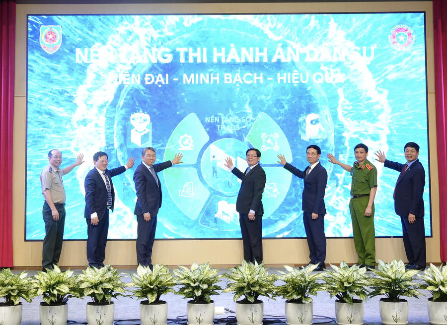 Phó Thủ tướng Chính phủ Hồ Quốc Dũng; Bộ trưởng Bộ Tư pháp Nguyễn Hải Ninh; Bộ trưởng Bộ Khoa học và Công nghệ Nguyễn Mạnh Hùng; Chủ tịch Tập đoàn FTP Trương Gia Bình; Thứ trưởng Bộ Tư pháp Mai Lương Khôi; Cục trưởng Cục Quản lý THADS Nguyễn Thắng Lợi; Thiếu tướng, Phó Cục trưởng Cục C06 Nguyễn Minh Hùng bấm nút triển khai Nền tảng số THADS.
