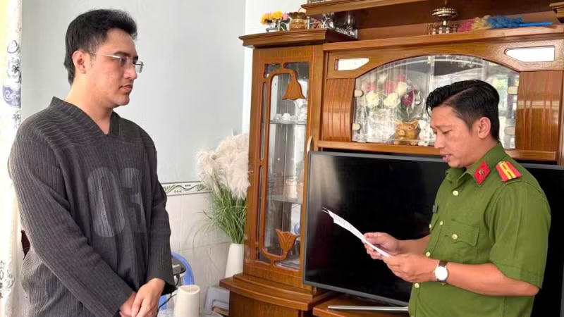 Đối tượng Diệp Văn Vĩnh (bên trái)