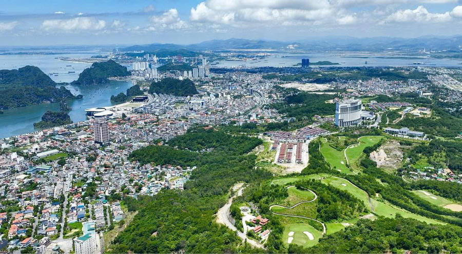 Một góc đô thị của Quảng Ninh nhìn từ trên cao.