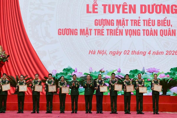 Đại tướng Phan Văn Giang và Đại tướng Nguyễn Trọng Nghĩa trao thưởng tặng 10 Gương mặt trẻ tiêu biểu toàn quân năm 2025.