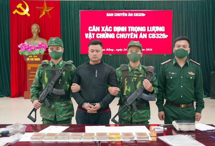 Đối tượng Ong Thế Văn cùng tang vật tại Đồn Biên phòng Cửa khẩu quốc tế Tà Lùng.