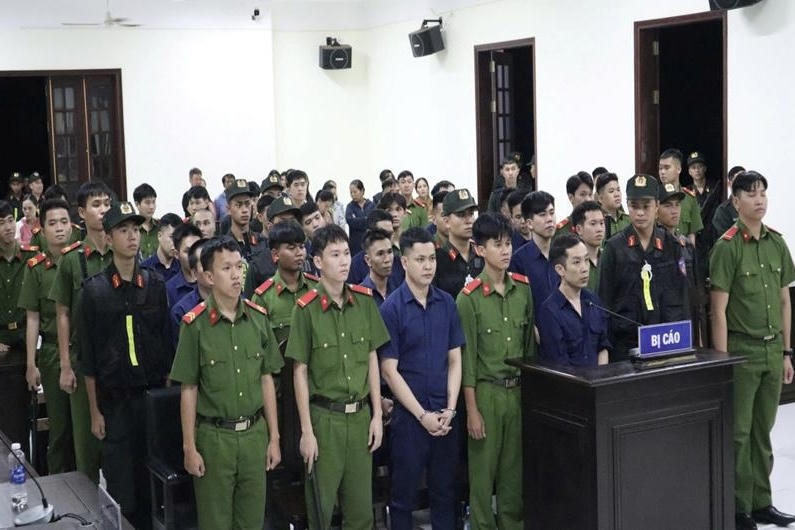 Hoàng Minh Hải cùng 12 đồng phạm trong đường dây ma tuý xuyên quốc gia tại phiên tòa xét xử.