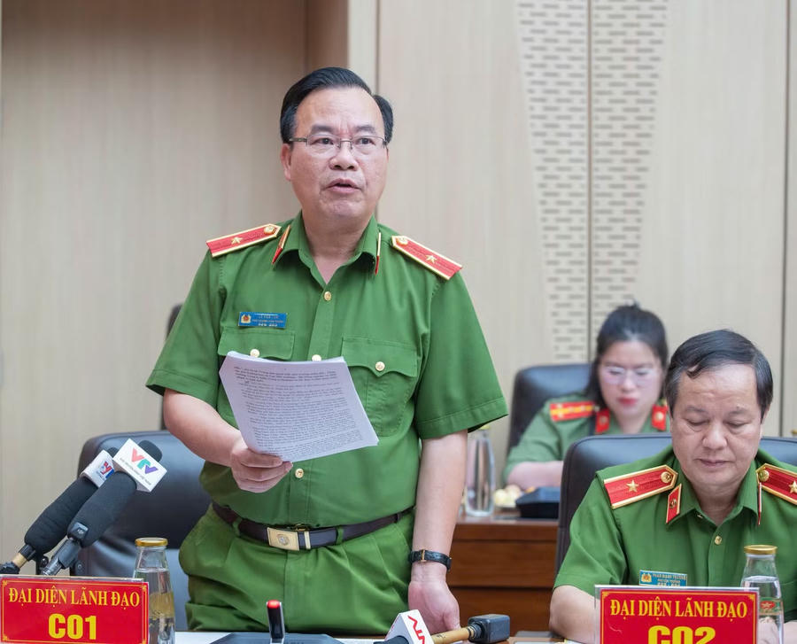 Thiếu tướng Lê Văn Tân, Phó Chánh Văn phòng Cơ quan Cảnh sát điều tra Bộ Công an thông tin tại cuộc họp báo. Ảnh: Phạm Nam.