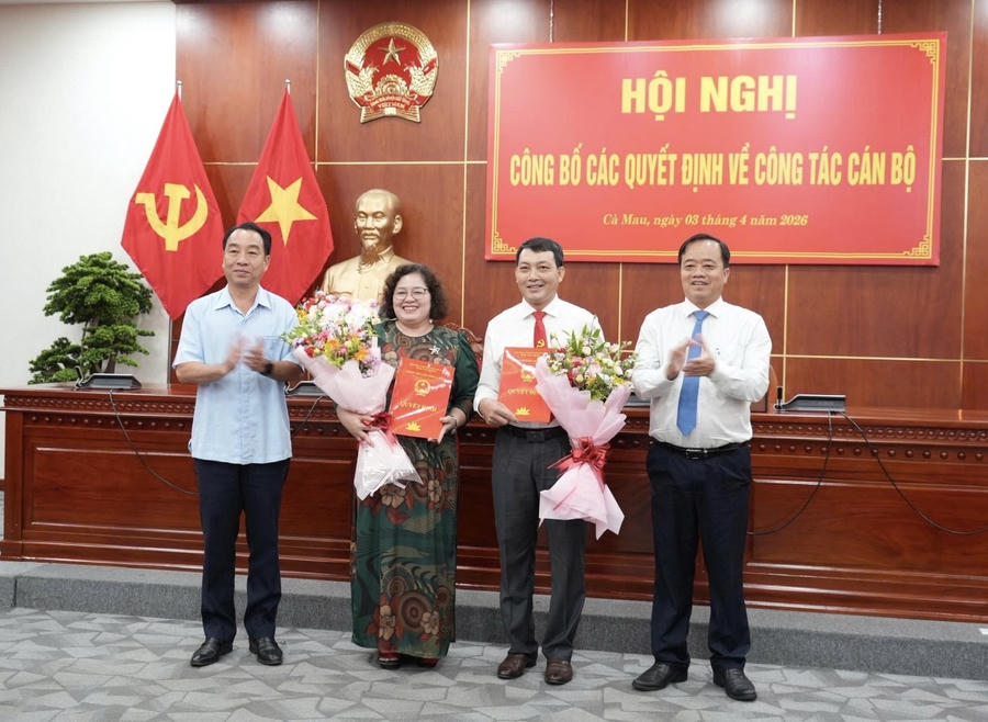 Ông Huỳnh Quốc Việt (bên phải) cùng ông Lữ Quang Ngời trao Quyết định và tặng hoa chúc mừng ông Nguyễn Minh Nhứt giữ chức Giám đốc Sở Nội vụ và bà Hồ Thị Tuyết Nhung giữ chức Giám đốc Sở Tư pháp Cà Mau.