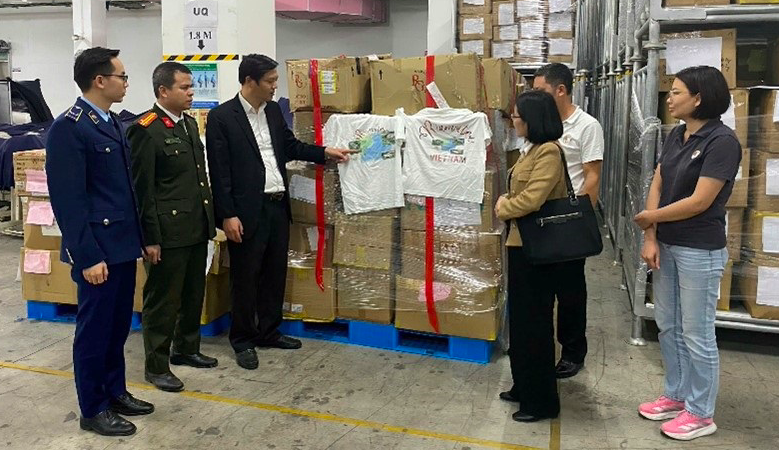 Đoàn kiểm tra liên ngành tiến hành niêm phong tang vật vi phạm.