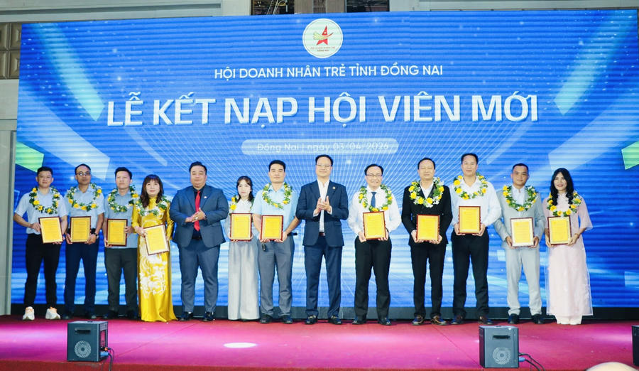 Trao chứng nhận cho hội viên mới tham gia Hội Doanh nhân trẻ tỉnh Đồng Nai.