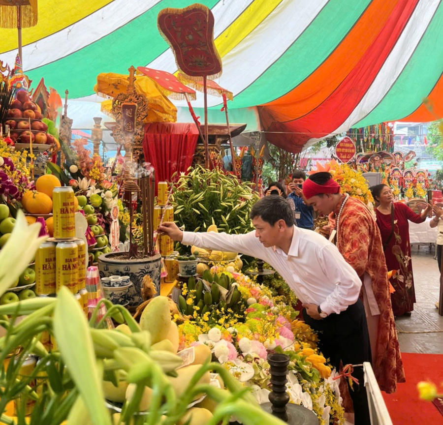 Đ/c Phạm Quang Ngọc – Phó Bí thư Đảng ủy, Chủ tịch UBND xã Sóc Sơn dâng hương